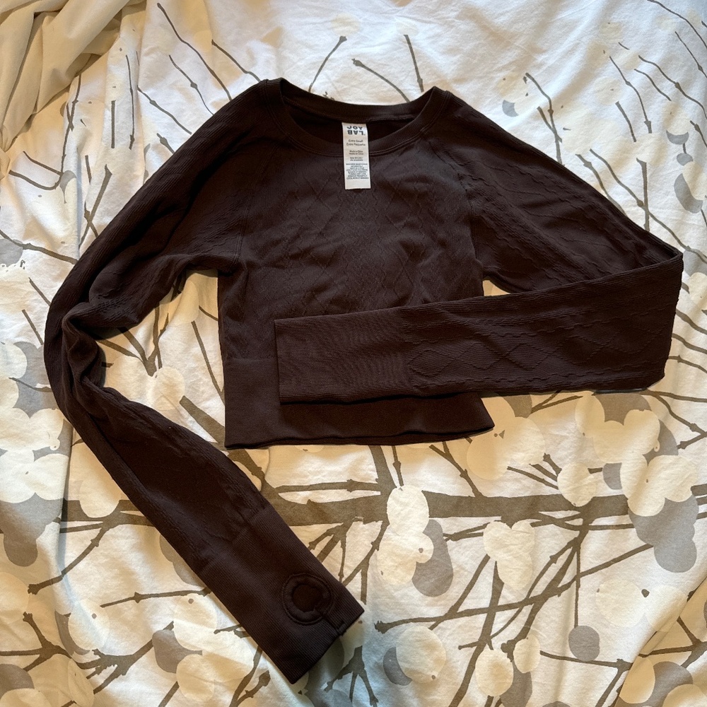 Knit look athletic crop top.